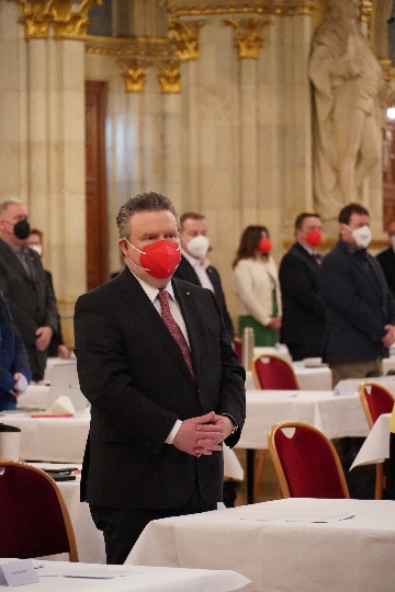 Schweigeminute mit Bürgermeister Ludwig und Wiener Stadtregierung im Gemeinderat für Opfer der Covid-Pandemie.