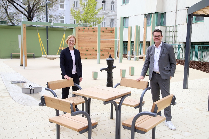 Klimastadtrat Jürgen Czernohorszky und Bezirksvorsteherin Lea Halbwidl eröffnen den neuen Wanda-Lanzer-Park in Wieden.