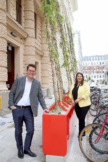 Fototermin "Fassadenbegrünung" mit Vizebürgermeisterin Kathrin Gaal und Stadtrat Jürgen Czernohorszky.