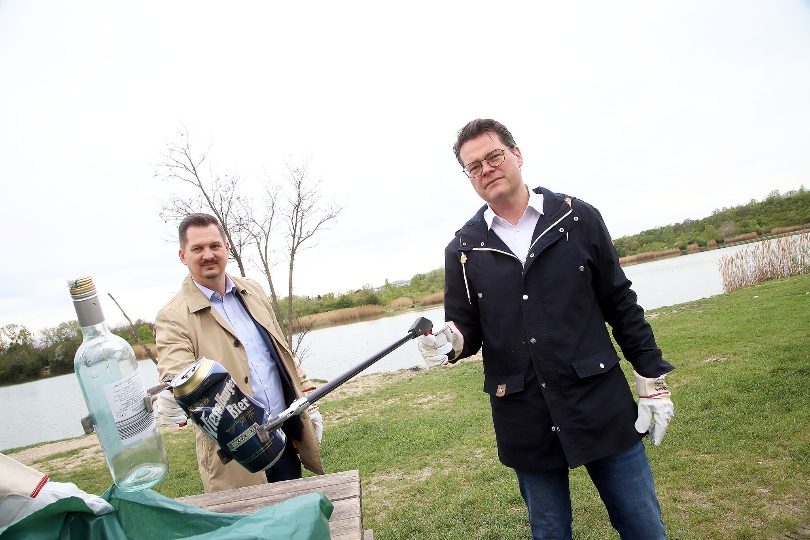 Bezirksvorsteher Marcus Franz und Klimastadtrat Jürgen Czernohorszky beim Müllsammeln am Wienerberg