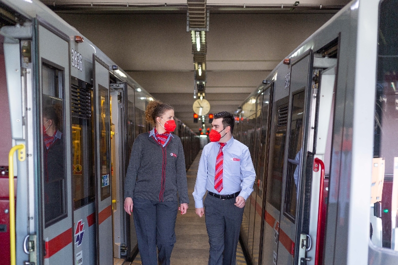 Jus-Studentin Lea Suranyi und Technik-Student Alexander Schubert sind Teilzeit U-Bahn-FahrerInnen bei den Wiener Linien
