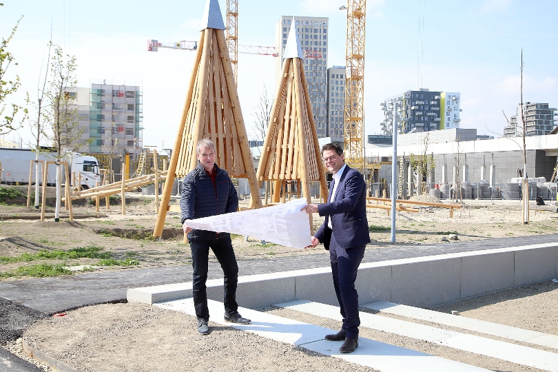 Bezirksvorsteher-Stellvertreter Karl Gasta und Klimastadtrat Jürgen Czernohorszky (v.l.n.r.) besichtigen die Baustelle des Elinor-Ostrom-Parks in der Seestadt.