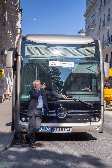 Wiener-Linien-Geschäftsführer Günter Steinbauer vor dem neuen Elektro-Gelenkbus.