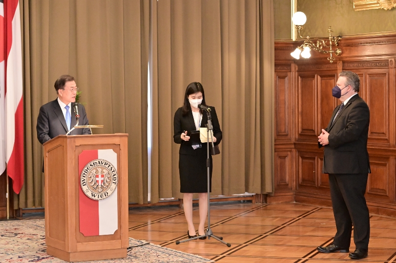Der Präsident der Republik Korea, Moon Jae-in, hat sich heute, Montag, im Rathaus ins Goldene Buch der Stadt Wien eingetragen. Empfangen wurde der Präsident vom Wiener Bürgermeister Michael Ludwig.