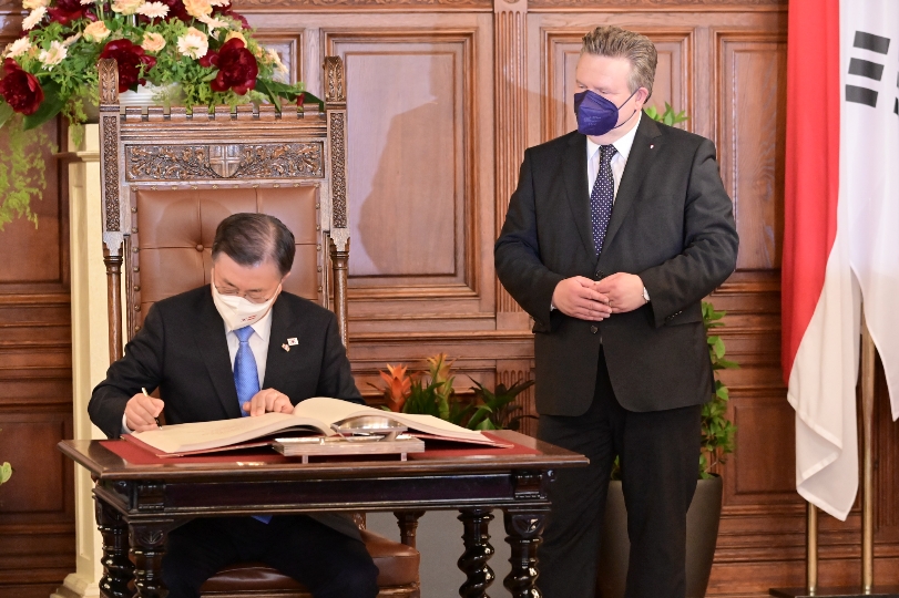 Der Präsident der Republik Korea, Moon Jae-in, hat sich heute, Montag, im Rathaus ins Goldene Buch der Stadt Wien eingetragen. Empfangen wurde der Präsident vom Wiener Bürgermeister Michael Ludwig.