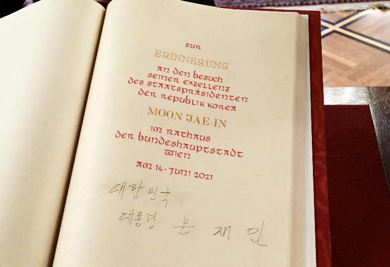 Der Eintrag des Präsidenten der Republik Korea, Moon Jae-in im Goldenen Buch der Stadt Wien.