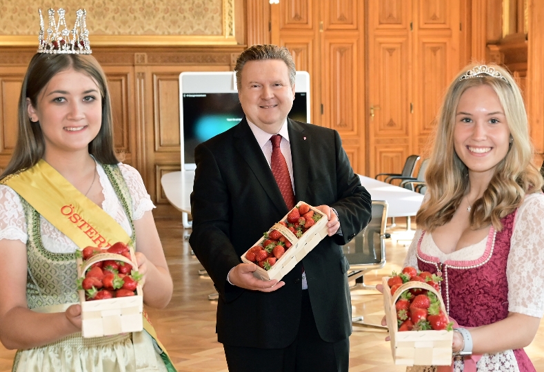 Bürgermeister Ludwig mit Erdbeer-Königin und Erdbeer-Prinzessin