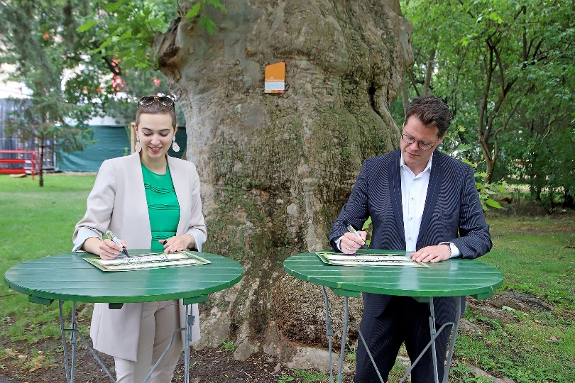 Klimastadtrat Jürgen Czernohorszky mit Justizministerin Alma Zadić bei der Unterzeichnung der Baumkonvention.