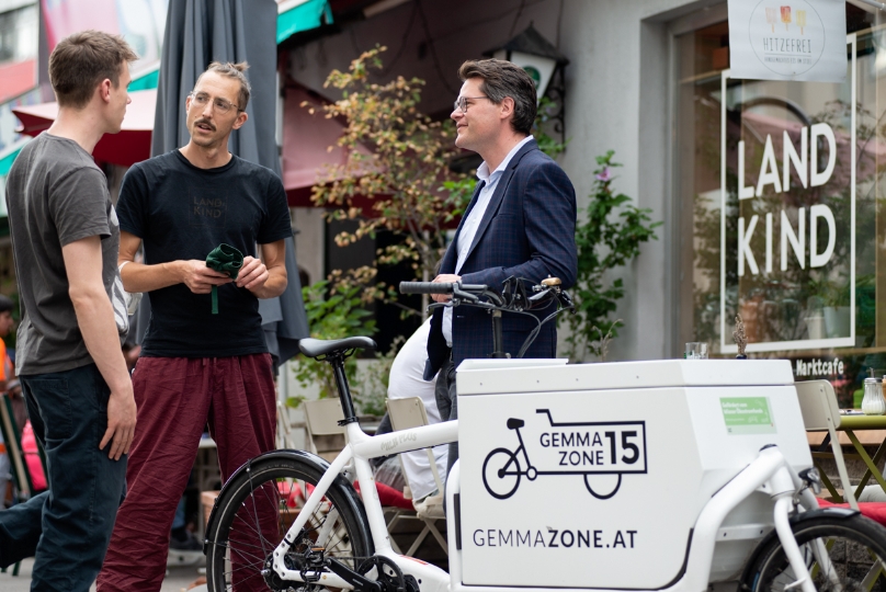Klimastadtrat Jürgen Czernohorszky besucht das LANDKIND, Bauernladen und Marktcafé am Schwendermarkt, das die E-Lastenradförderung des Landes Wien für einen Grätzl-Online-Shop in Anspruch genommen hat.