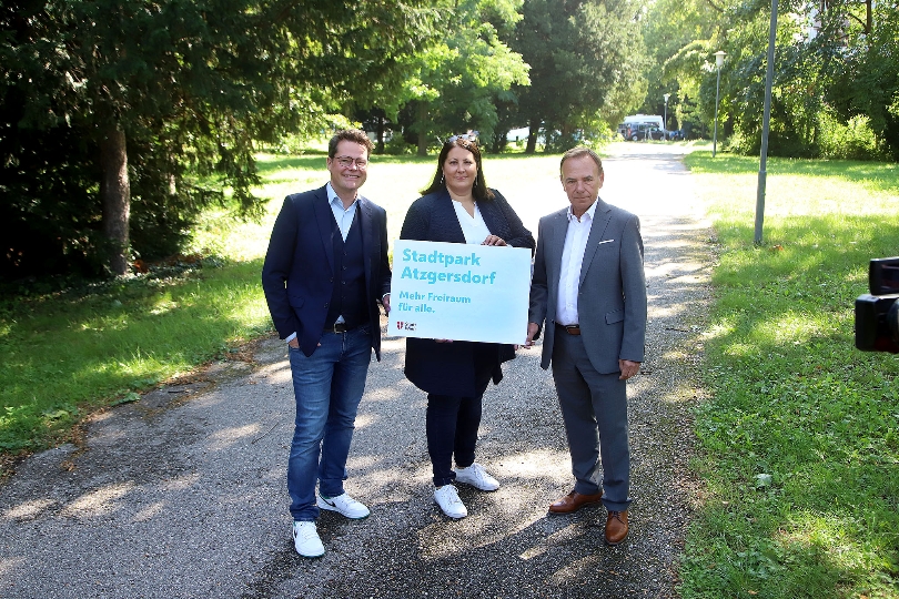 Von links: Klimaschutzstadtrat Jürgen Czernohorszky, Vizebürgermeisterin Kathrin Gaal und Bezirksvorsteher Gerald Bischof präsentierten die Gestaltungspläne für den neuen „Stadtpark Atzgersdorf“.