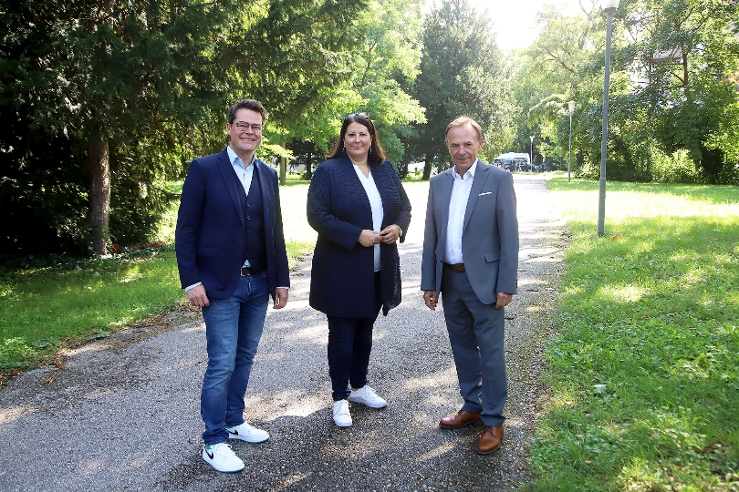 Von links: Klimaschutzstadtrat Jürgen Czernohorszky, Vizebürgermeisterin Kathrin Gaal und Bezirksvorsteher Gerald Bischof präsentierten die Gestaltungspläne für den neuen „Stadtpark Atzgersdorf“.