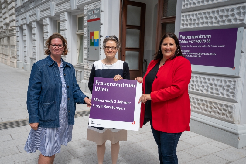 Vizebürgermeisterin und Frauenstadträtin Kathrin Gaál (rechts), die Leiterin des Frauenzentrums Karin Tertinegg (Mitte) und die stellvertretende Leiterin des Frauenservice Wien Laura Wimmer freuen sich über die Zwei-Jahres-Bilanz des Frauenzentrums mit 5.996 Beratungen .