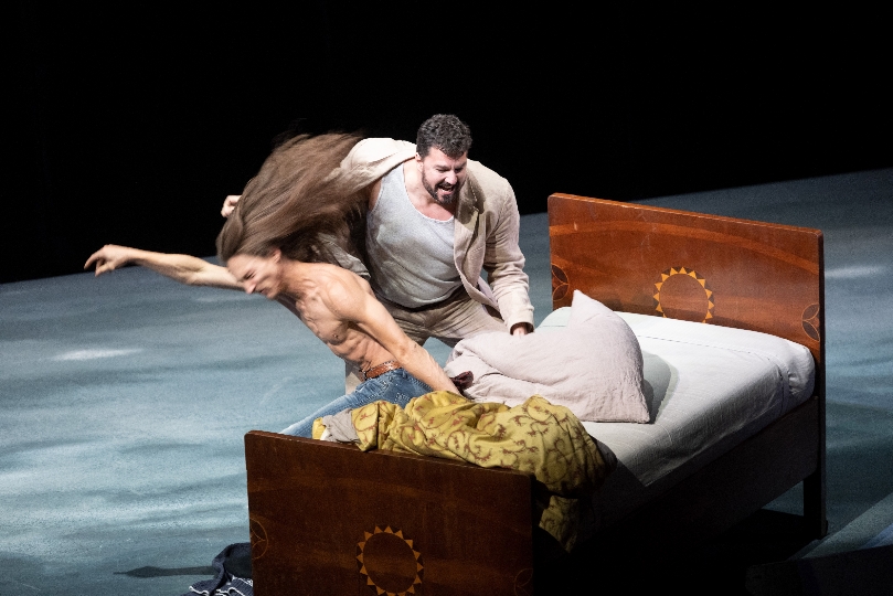 Szene aus der Oper "Peter Grimes" im Theater an der Wien mit Eric Cutler (Peter Grimes) und Gieorgij Puchalski (John, sein Gehilfe).
