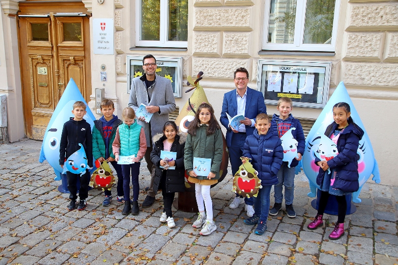 Stadtrat Jürgen Czernohorszky und Bildungsdirektor Heinrich Himmer mit Kindern vor einer Wiener Volksschule.
