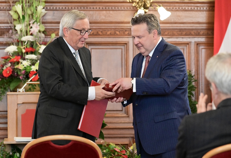 Bürgermeister Ludwig überreichte Auszeichnung an ehemaligen Präsidenten der Europäischen Kommission und langgedienten Luxemburger Regierungschef