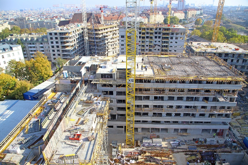 Baustellenführung am Stadtquartier Wolfganggasse, mit VBgmIn Kathrin Gaal und BV Wilfried Zankl.