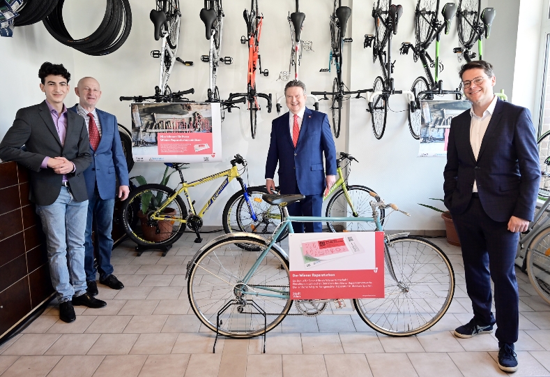 Bürgermeister Michael Ludwig und Klimastadtrat Jürgen Czernohorszky in einer Fahrrad-Reparaturwerkstatt