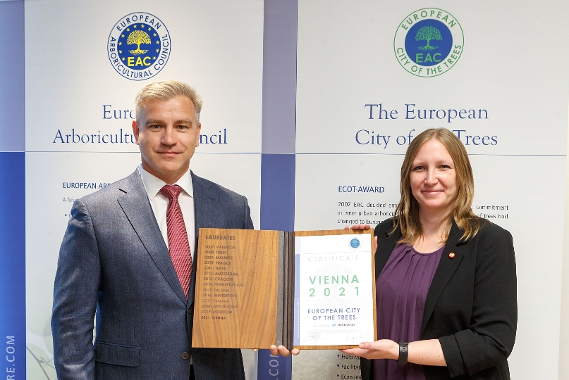 Sergey Palchikov (Vertreter der Stadt Moskau, die 2019 den Preis erhalten hat) übergibt den Europäischen Baumpreis an Gemeinderätin Nina Abrahamczik, die den Preis in Vertretung von Klimastadtrat Jürgen Czernohorszky am Freitag entgegen genommen hat.