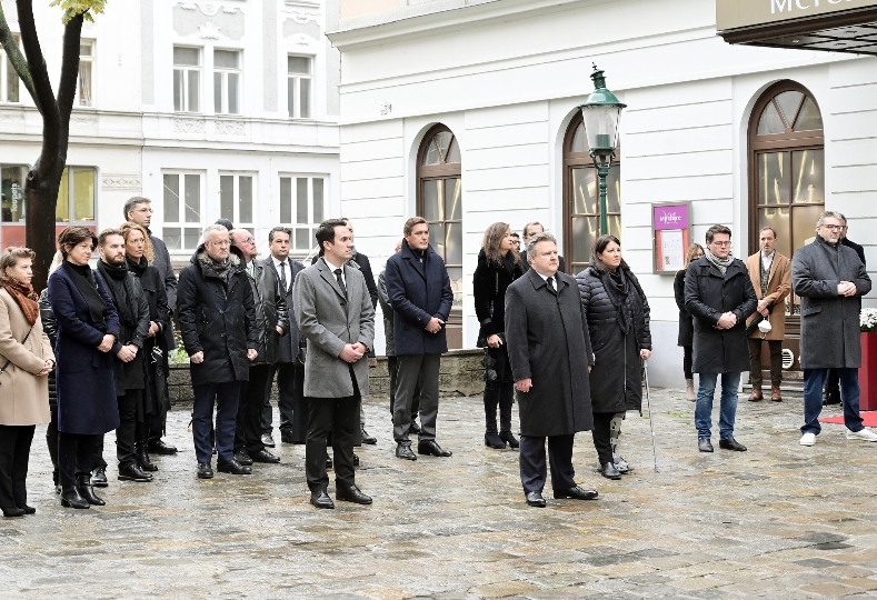 Mitglieder der Wiener Stadtregierung inkl u.a. Bürgermeister Michael Ludwig und Vizebürgermeister Christoph Wiederkehr beim Gedenken.