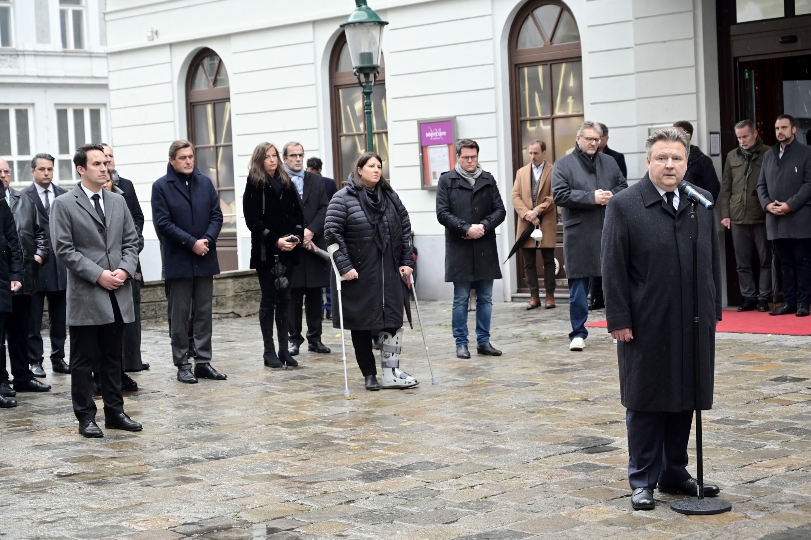 Bürgermeister Michael Ludwig und die Wiener Stadtregierung beim Gedenken der Opfer des Terroranschlags