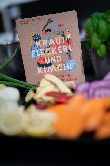 Das Kochbuch aus dem Gemeindebau „Krautfleckerl und Kimchi“ ist ein echter Hingucker.
