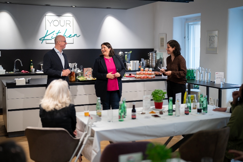 Josef Cser (Wohnservice Wien), Vizebürgermeisterin Kathrin Gaàl und Isabella Wohinz (Wohnpartner) präsentierten das Gemeindebau-Kochbuch „Krautfleckerl und Kimchi“.