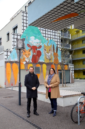 Bezirksvorsteher Marcus Franz und Vizebürgermeisterin Kathrin Gaal zeigen sich über das symbolträchtige Wandgemälde sehr erfreut.
