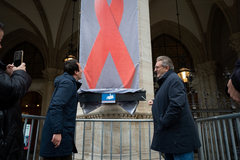 Vizebürgermeister Christoph Wiederkehr, Gesundheitsstadtrat Peter Hacker und das Team der WASt-Wiener Antidiskriminierungsstelle für LGBTIQ-Angelegenheiten hissen gemeinsam anlässlich des Welt-AIDS-Tages den Red Ribbon am Wiener Rathaus.