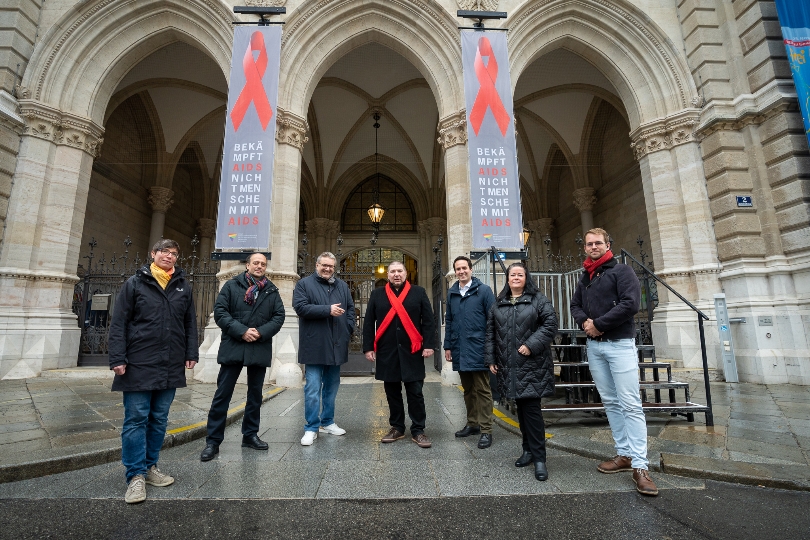 Vizebürgermeister Christoph Wiederkehr, Gesundheitsstadtrat Peter Hacker und das Team der WASt-Wiener Antidiskriminierungsstelle für LGBTIQ-Angelegenheiten hissen gemeinsam anlässlich des Welt-AIDS-Tages den Red Ribbon am Wiener Rathaus.