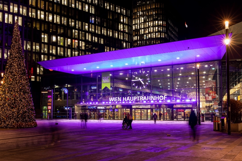Wiener Hauptbahnhof leuchtet in violett