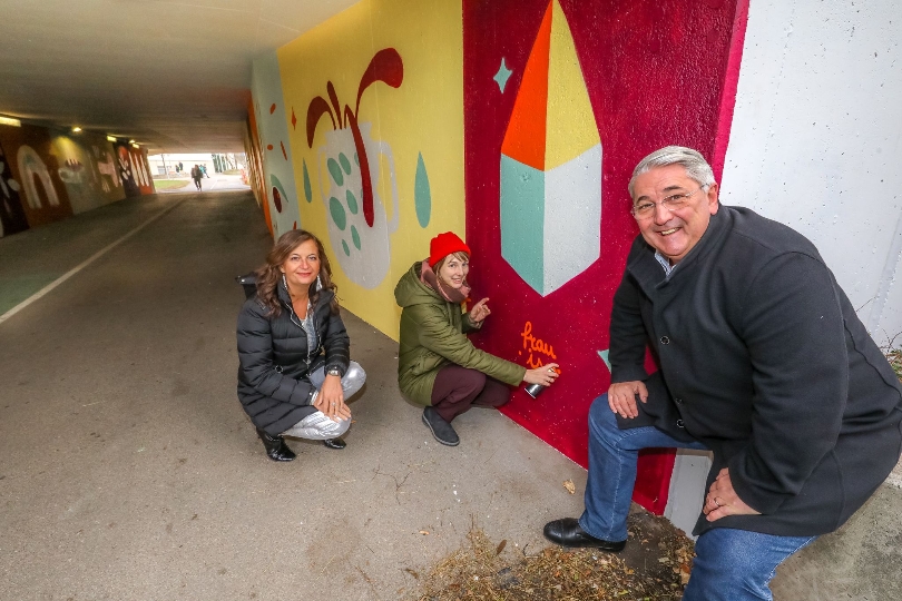 Planungsstadträtin Ulli Sima (li.) und Bezirksvorsteher Ernst Nevrivy zeigen sich erfreut über das farbenfrohe Werk im Schüttautunnel von Street-Art Künstlerin Frau Isa.