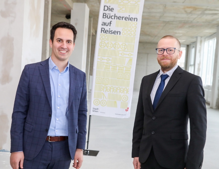 Vizebürgermeister Christoph Wiederkehr und neuer Leiter der Stadt Wien - Büchereien Bernhard Pöckl