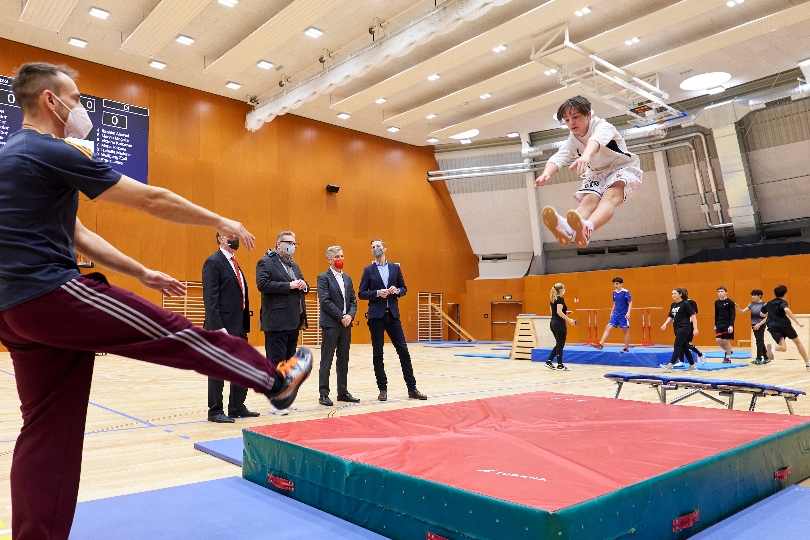 Sportstadtrat Peter Hacker und der Abteilungsleiter der MA 51-Sport Wien Anatol Richter haben die Sporthalle Kagran in der Steigenteschgasse 1 eröffnet.