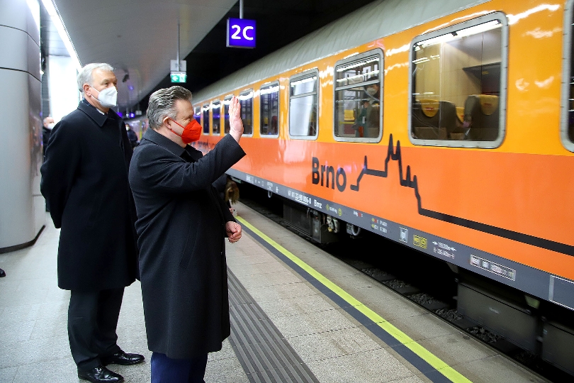 Bürgermeister Michael Ludwig begrüßt mit dem Niederösterreichischen Landesrat Martin Eichtinger den ersten Zug aus Brünn.