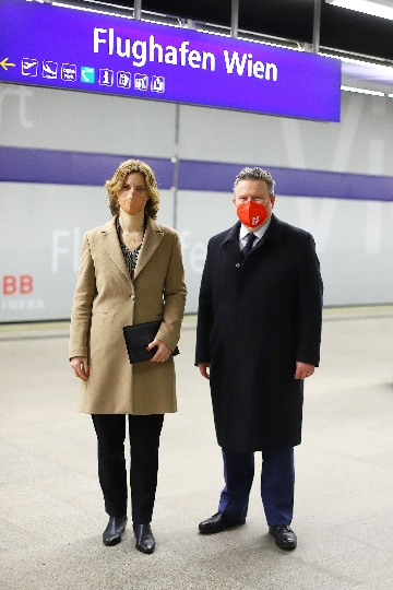 Bürgermeister Michael Ludwig und Brünner Bürgermeisterin Marketa Vankova am Bahngleis des Flughafens Schwechat.