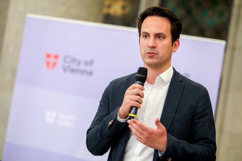 Vizebürgermeister Christoph Wiederkehr eröffnet die Podiumsdiskussion