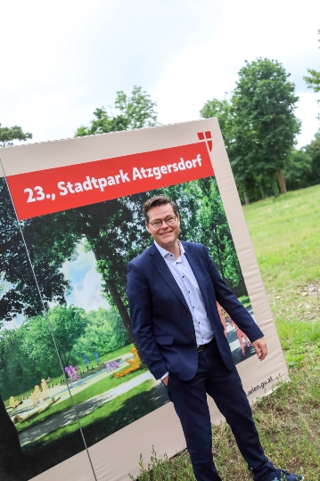 Klimastadtrat Jürgen Czernohorszky beim Spatenstich für den neuen Stadtpark Atzgersdorf.