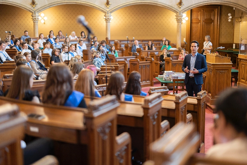 Schüler*innen des Ukrainischen Bildungszentrums Wien auf Besuch im Rathaus (im GR-Saal) bei Vizebürgermeister Christoph Wiederkehr.