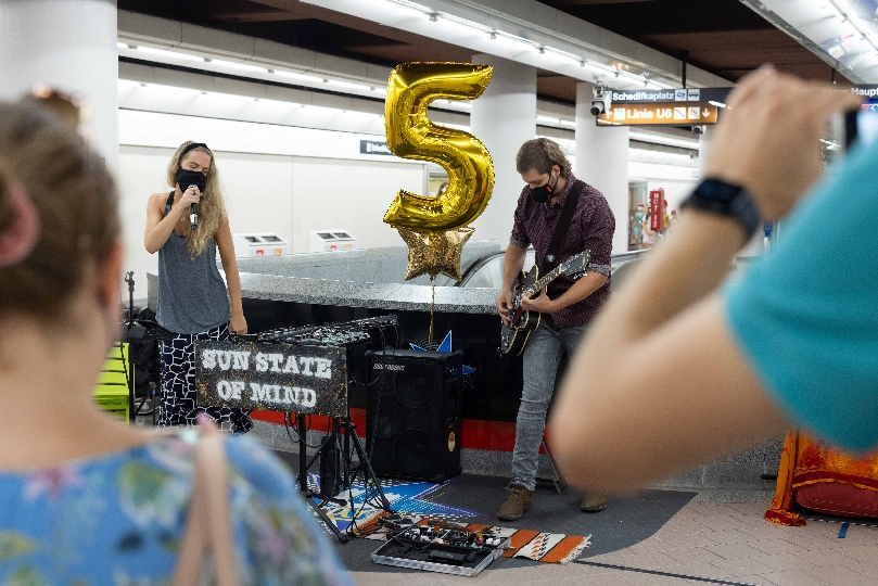 Das Loopstation-Duo aus Wien Sun state of mind performt seit 2020 auf U-Bahn-Star-Spots. Sie verbinden Blues, Pop und Soul Elemente mit rockigem Elektrosounds.