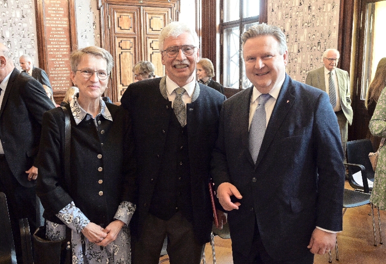 Bürgermeister Michael Ludwig gratuliert dem Juristen und Musikforscher Dr. Eduard Strauss zum Berufstitel Professor.
