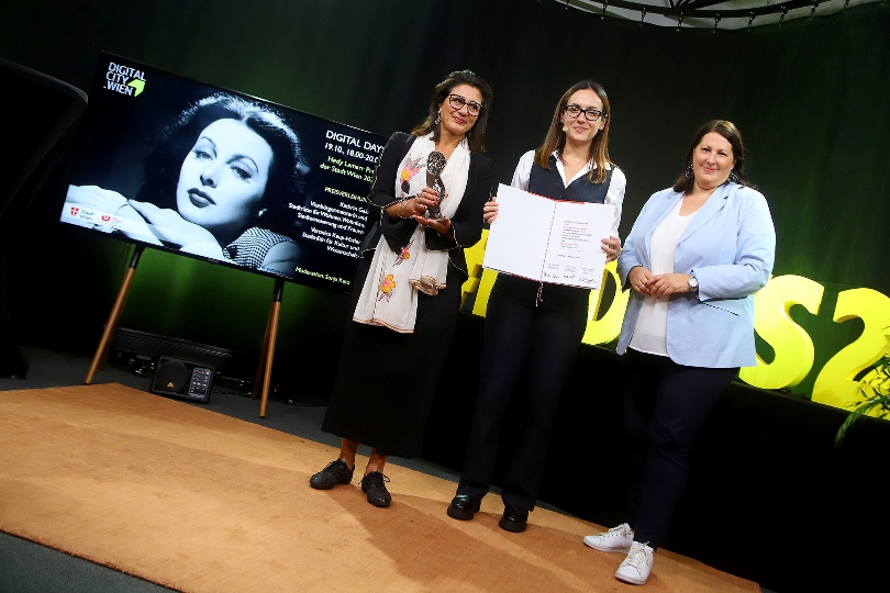 Verleihung des Hedy-Lamarr-Preis 2022 an Shqiponja Ahmetaj, durch VBgm.In Kathrin Gaál und StRIn Veronica Kaup-Hasler.
