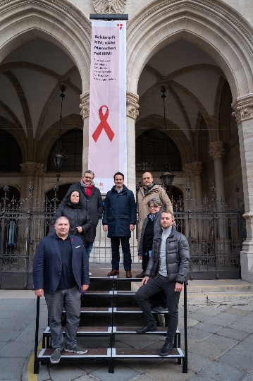 VzBgm Christoph Wiederkehr -Fahne anlässlich des Welt AIDS Tages gehisst – gemeinsam mit Stadtrat Hacker.