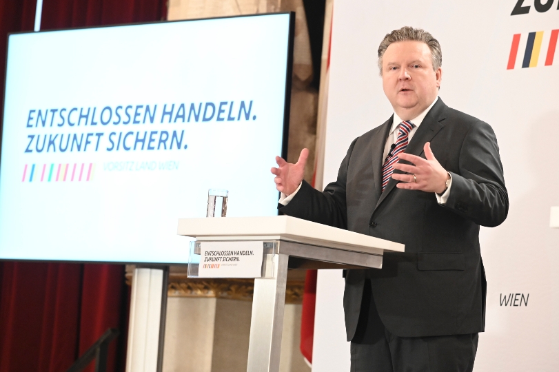 Wiens Bürgermeister und Landeshauptmann Michael Ludwig spricht bei der Landeshauptleute-Konferenz.