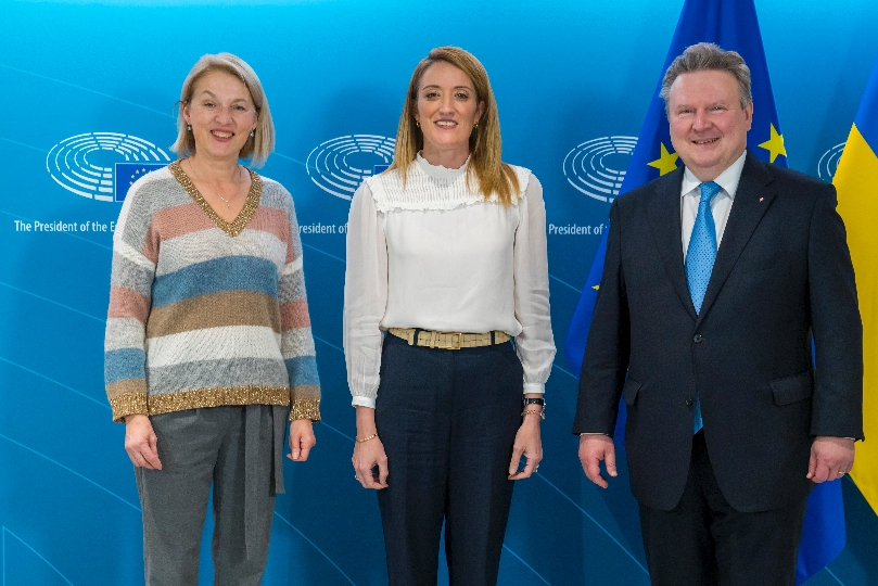 Evelyn Regner, Roberta Metsola und Michael Ludwig im Europaparlament