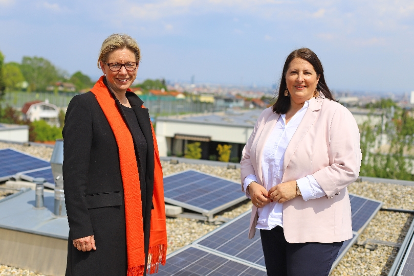 Wiener Wohnen-Direktorin Karin Ramser und Vizebürgermeisterin & Wohnbaustadträtin Kathrin Gaál bei einem Besuch einer Gemeinschafts-PV-Anlage auf dem Dach eines Gemeindebaus in Ottakring.