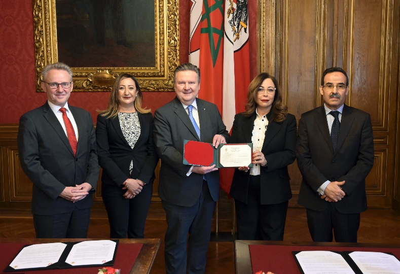 Heute Vormittag empfing Wiens Bürgermeister Michael Ludwig Asmaa Rhlalou, Bürgermeisterin der marokkanischen Hauptstadt Rabat, im Roten Salon des Wiener Rathauses.