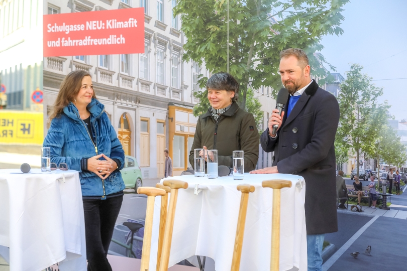 Planungs- und Märktestadträtin Ulli Sima, Bezirksvorsteherin Silvia Nossek und NEOS Wien Wirtschaftssprecher Markus Ornig