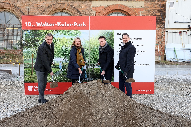 Fototermin "Spatenstich Walter-Kuhn-Park" mit StR Jürgen Czernohorszky und BV Marcus Franz.