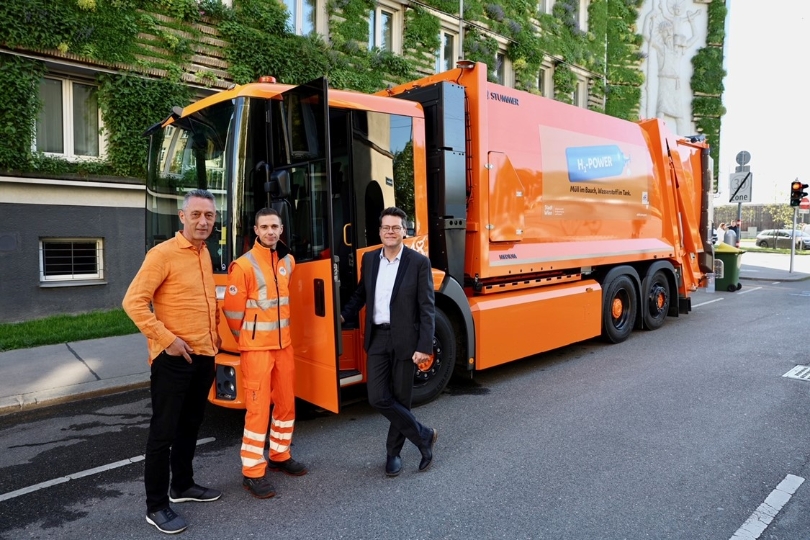 Klimastadtrat Jürgen Czernohorszky, 48er-Abteilungsleiter Josef Thon und ein Mitarbeiter der 48er mit dem Wasserstoff-Müllauto.
