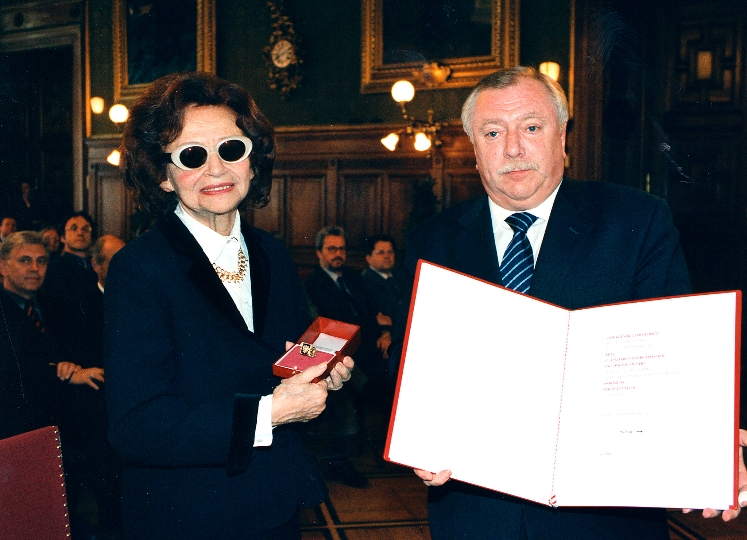 Überreichung des Ehrenringes der Stadt Wien an Univ.-Prof. Dr. Erika Weinzierl durch Bürgermeister Dr. Michael Häupl im Jahr 2002